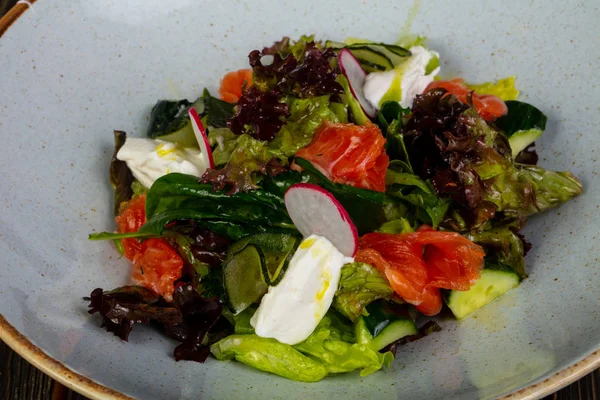 Salata somon ve krema sos ile