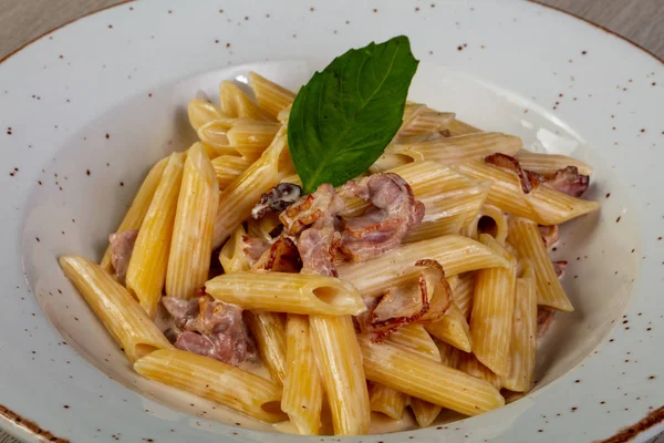 Penne Con Pancetta Foglie Basilico — Foto Stock