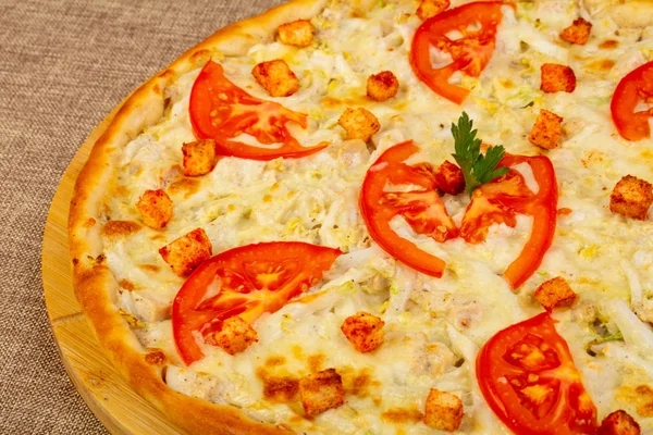 Pizza Sezar tavuk ve domates ile