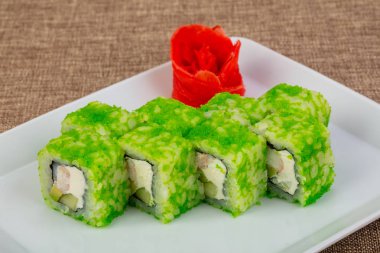 Karides ve tobiko ile rulo