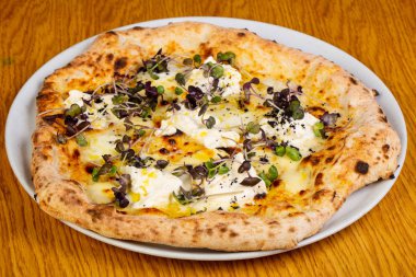 Pizza mozzarella ve siyah truffle ile