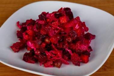 Rus salatası salata sosu ile pancar