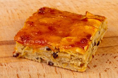 Ahşap arka plan üzerinde tatlı lezzetli ekmek