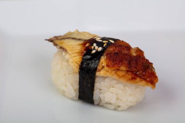 Japon geleneksel soğuk yılan balığı suşi