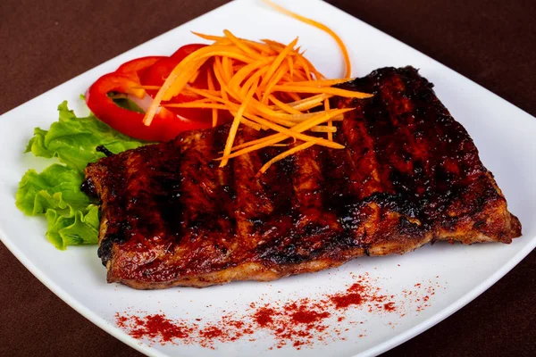 Kavrulmuş domuz kaburga salata yaprakları ile