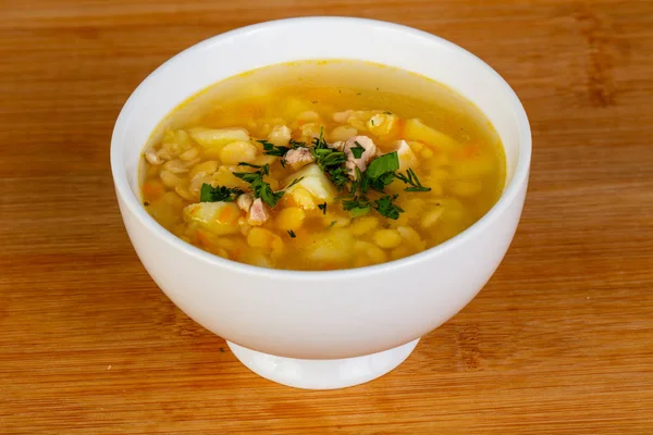 Bezelye çorbası et ve maydanoz ile