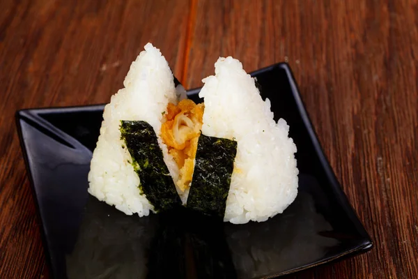 Kalamar ile Japon geleneksel Onigiri
