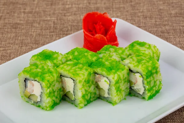 Karides ve tobiko ile rulo