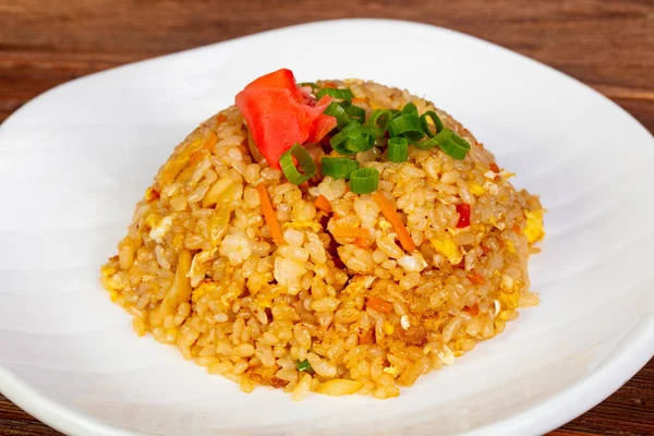 Fry pirinç sebze ve baharatlar ile karıştırın