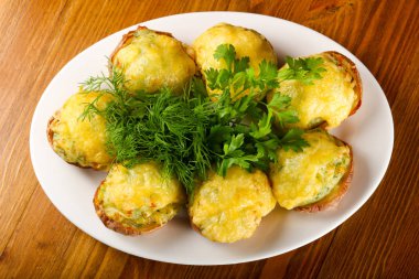 Peynirli ve otlu fırında patates