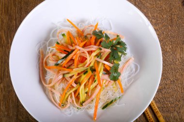 Salata vith şehriye, pastırma ve sebze