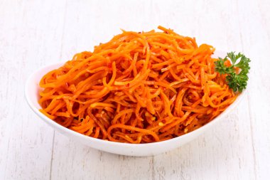 Kabın içinde çekilen havuç yığın