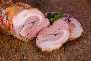 Domuz eti ahşap arka plan üzerinde füme