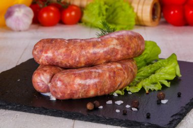 Çiğ domuz sosisi grill için hazır