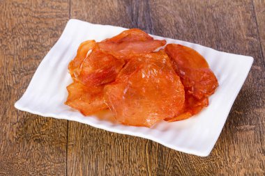 Ahşap üzerine kuru tavuk eti