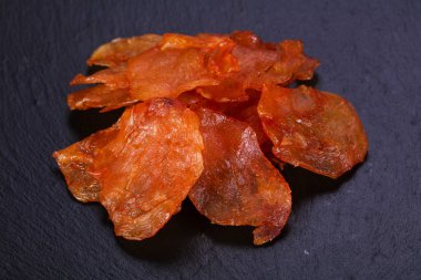 Ahşap üzerine kuru tavuk eti