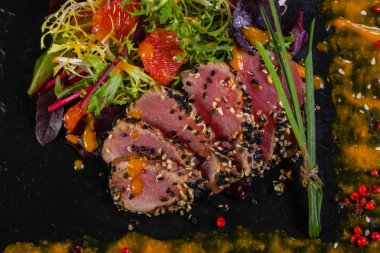 Sos ve baharatlı ton balığı carpaccio.