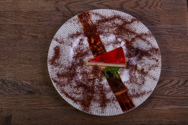 Nane yaprakları ile çilek Cheesecake hizmet