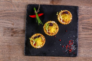 Fırında mantar ve peynir ile kanepe