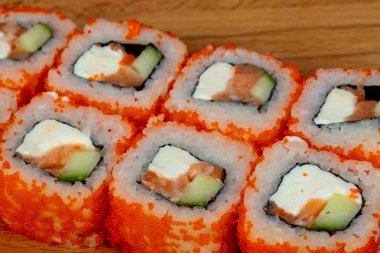 Somon ve yumuşak peynir rulo