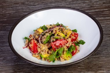 Kinoa ve enginar ile taze sebze salatası