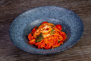 Kırmızı spagetti domates, tuz ve fesleğen ile