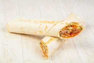 İştah açıcı büyük shawarma et, sos ve salata ile