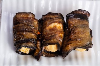 Lezzetli kızarmış kabak peynirli rulo