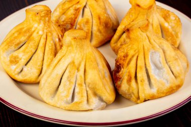 Kavrulmuş et Hıngel kabın içinde