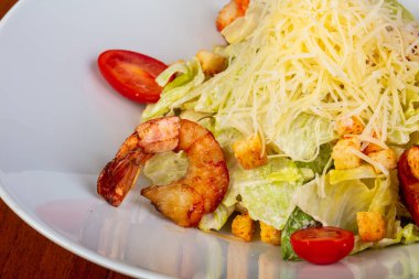 Kızarmış karides lezzetli ceasar salata