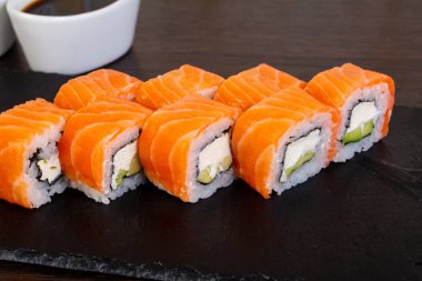 Avokado ve peynir ile lezzetli philadelphia rulo