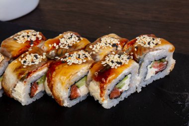Lezzetli yılan balığı suşi susam ve teriyaki