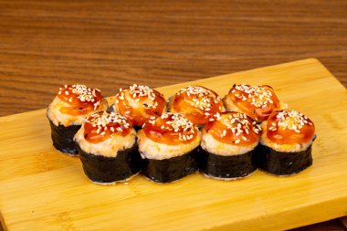 Somon ve karides lezzetli kızarmış rulolar