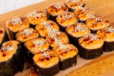 Susam ve balık pişmiş rulo