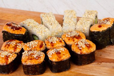 Geleneksel suşi somon ve yılan balığı ile ayarla