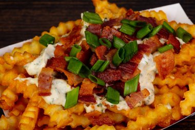 Kızarmış patates pastırma ve sos ile