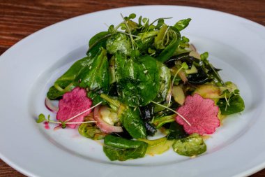 Japon Daikon salata yaprakları ile