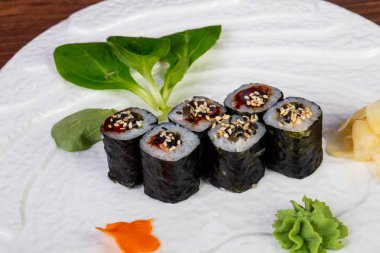 Suşi Unagi maki ile yılan balığı