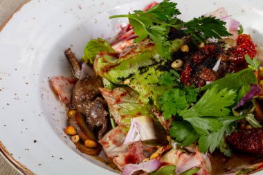 Sıcak Salata tavuk karaciğer ile