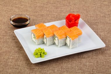 Somon ve yumuşak peynir rulo