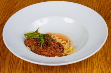 Makarna Bolognese fesleğen yaprakları ile