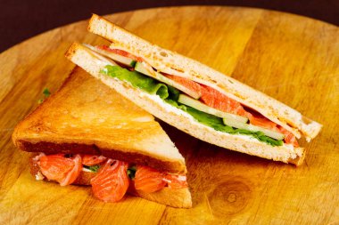 Club sandviç somon ve salata ile