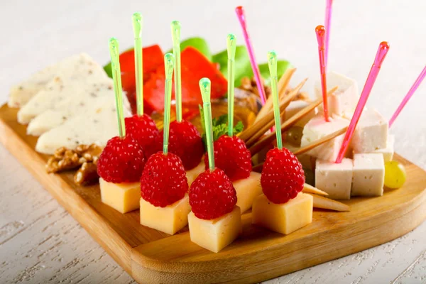 Peynir tabağı çeşitler ile Ahududu