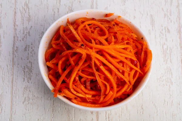 İştah açıcı baharatlı Kore havuç salatası