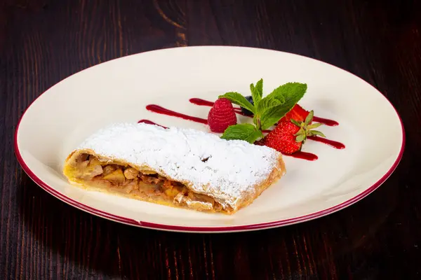 Apple Strudel Served Mint Syrop — Stock Photo, Image