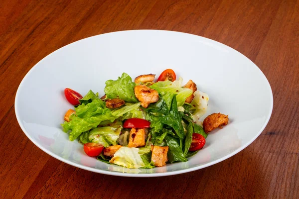 Délicieuse Salade Saumon Frit Aux Tomates — Photo