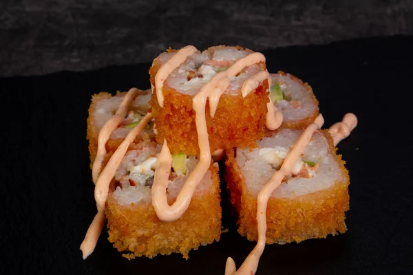 Karides ile Japon geleneksel rulo