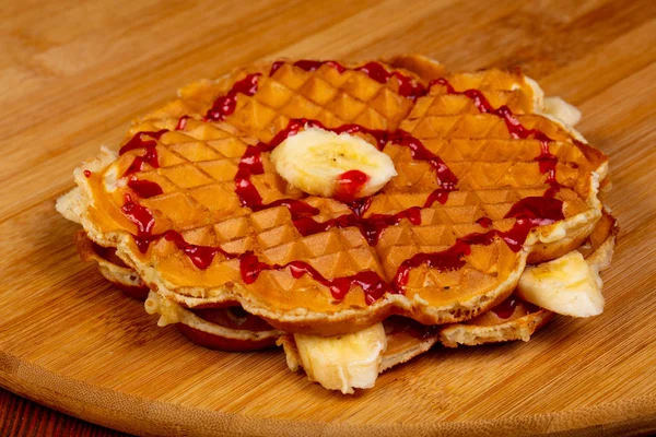 Waffel Mit Banane Und Sahne — Stockfoto