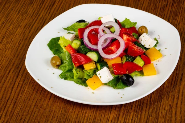 Salada Grega Tradicional Com Queijo Feta — Fotografia de Stock