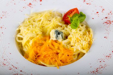 Makarna dört peynir fesleğen hizmet